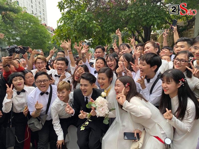 Ông Cao Thắng hôn Đông Nhi, bế bổng bà xã-1