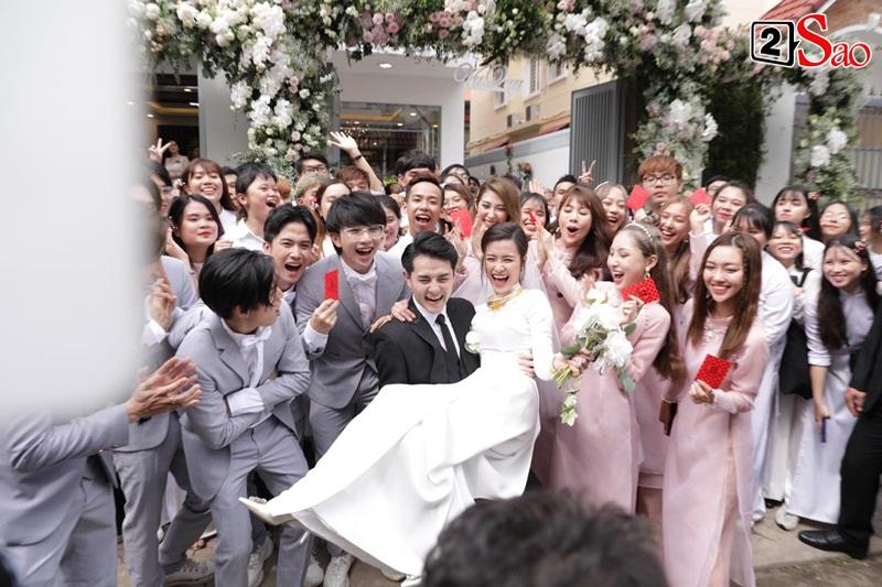 Ông Cao Thắng hôn Đông Nhi, bế bổng bà xã-3