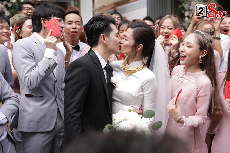 Ông Cao Thắng hôn Đông Nhi, bế bổng bà xã-5