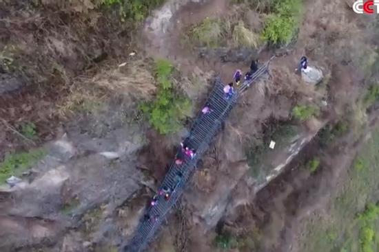 Ngôi làng trên đỉnh núi, muốn đến phải leo thang