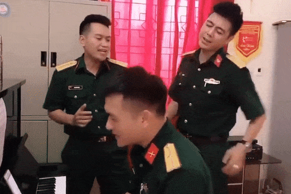 Dân mạng phát sốt trước clip 3 chú bộ đội vừa điển trai lại hát hay như ca sĩ-1