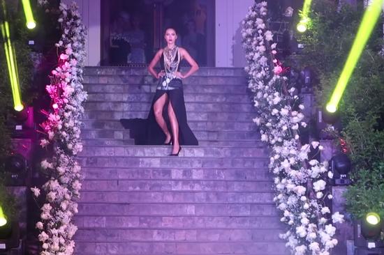 Minh Tú catwalk với bộ đầm khó nhằn thì rơi giày cao gót và cách xử lý cực kỳ thông minh