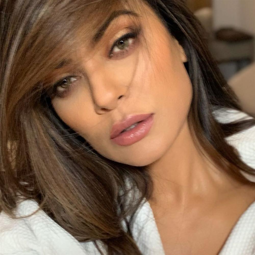 Bản tin Hoa hậu Hoàn vũ 8/11: Ngỡ ngàng với bức họa Hoàng Thùy đẹp y đời thực-3