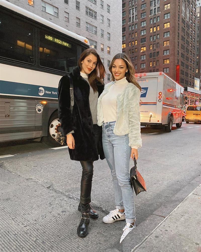 Bản tin Hoa hậu Hoàn vũ 8/11: Ngỡ ngàng với bức họa Hoàng Thùy đẹp y đời thực-8