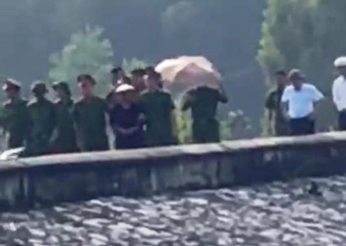 Vụ thi thể nữ sinh lớp 6 mất tích nổi trên đập nước: Bà nội lạnh lùng thực nghiệm hiện trường-1