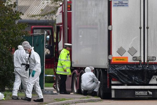 Vụ 39 người chết trong container: 7 gia đình ở Hà Tĩnh đồng ý nhận tro cốt-2