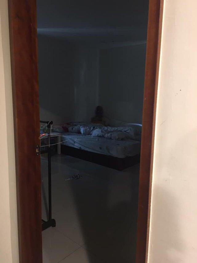 Giữa thanh thiên bạch nhật, ông bố hết hồn vía với vật thể lạ trong phòng con trai-1