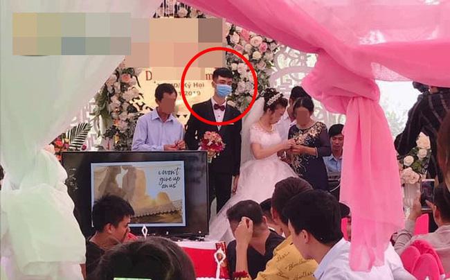 Chú rể đeo khẩu trang làm đám cưới nhưng nét mặt dửng dưng khi nhận quà làm người xem tranh cãi-1