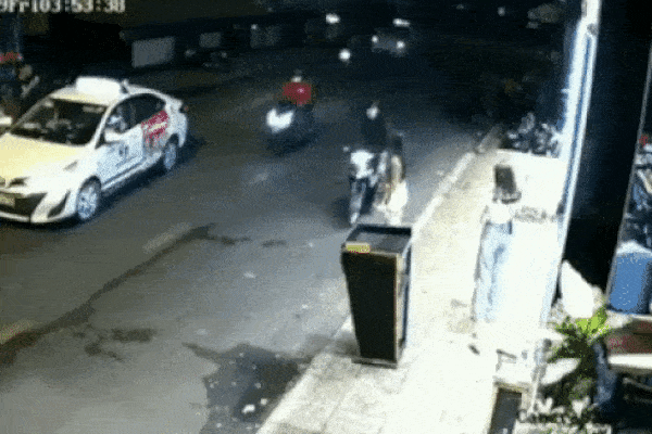 Clip: Cướp hung hãn giật túi xách làm cô gái trẻ ngã sấp mặt xuống đường ở Sài Gòn-1