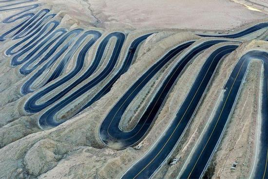 Cung đường qua núi với 600 khúc cua ở Trung Quốc