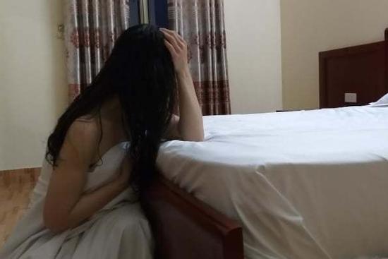 Kết hôn 10 năm, vợ kêu không cảm xúc bằng một đêm 'say nắng' anh bán gà