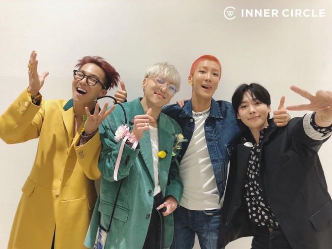 Ngôi sao Kpop ngồi lề đường ăn bánh mì ở Đà Nẵng-3