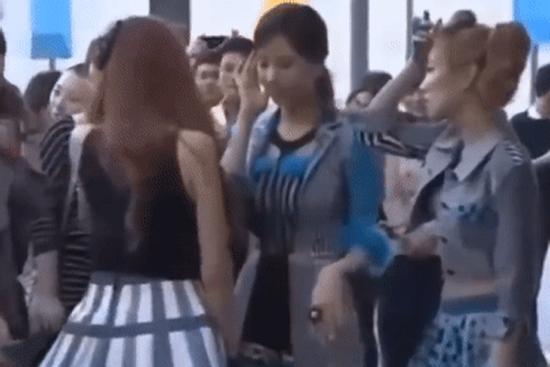 SNSD và loạt sao Hàn giúp bạn diễn tránh lộ hàng