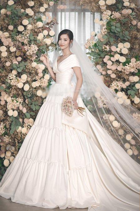 Lộ diện 2 mẫu váy cưới siêu khủng của Đông Nhi mà đến Ông Cao Thắng cũng chưa thấy tận mắt-4
