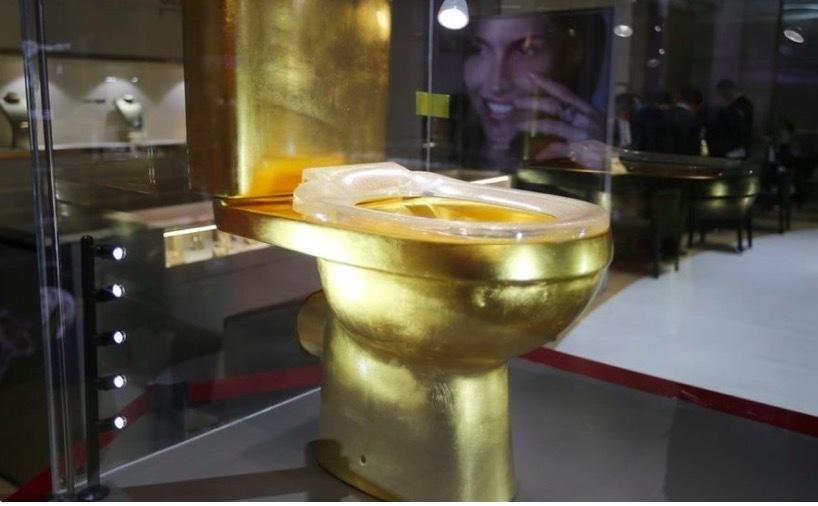 Ngắm bồn cầu vàng nạm hàng vạn viên kim cương-3
