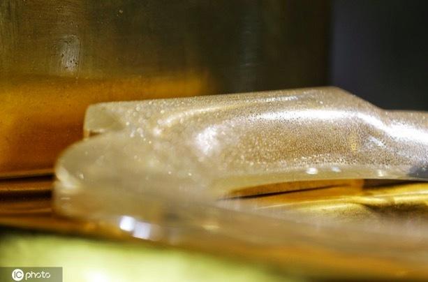 Ngắm bồn cầu vàng nạm hàng vạn viên kim cương-4