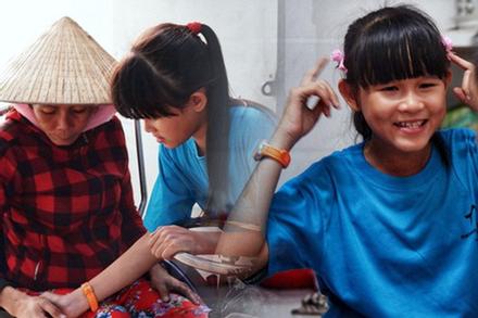 Cô bé 12 tuổi sáng đi học, tối đẩy xe lăn bán vé số ở Sài Gòn: 'Con ước được nghỉ bán 1 ngày ngồi ăn cơm với ba mẹ'