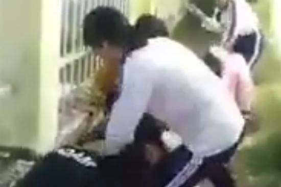 Lý do khó tin việc 4 nữ sinh lớp 6 bị đàn chị đánh tả tơi