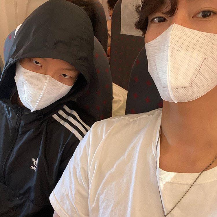 Winner Lee Seunghoon và nam ca sĩ Baek Ji Woong (Supestar K) đang có chuyến du lịch Đà Nẵng cùng nhau.