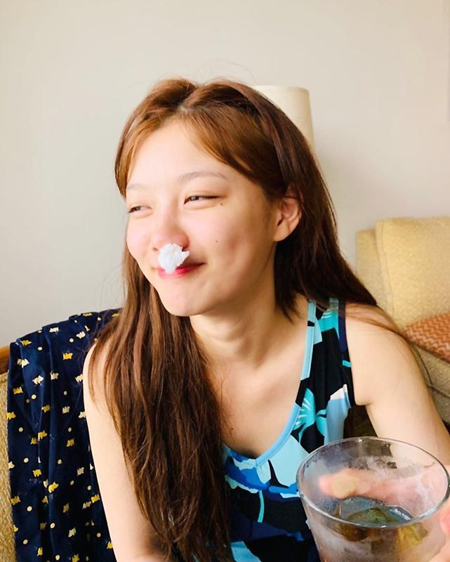 Mới đây, sao nhí xinh đẹp Kim Yoo Jung đã đăng tải một bức ảnh hài hước lên instagram cùng dòng trạng thái "Cẩn thận với thời tiết lạnh nhé". Trong hình ảnh có thể thấy Kim Yoo Jung phải dùng khăn giấy nhét vào mũi để tránh tình trạng sổ mũi thêm nghiêm trọng hơn.