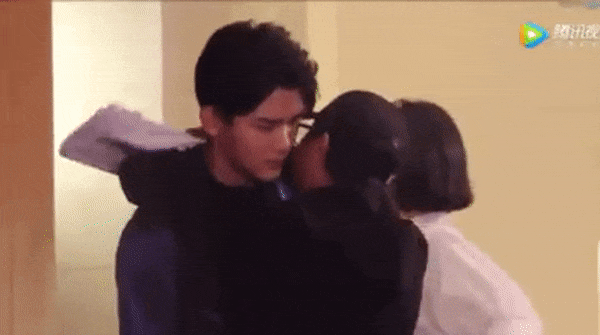 Sự thật khó tin đằng sau những cảnh hôn mùi mẫn trong phim Hoa - Hàn-1