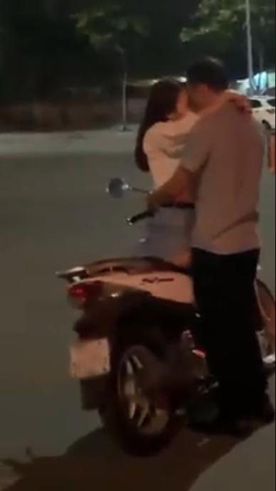 Đang đi, đôi nam nữ chợt dừng xe hôn nhau như đóng phim nóng giữa đường ở Sài Gòn-1