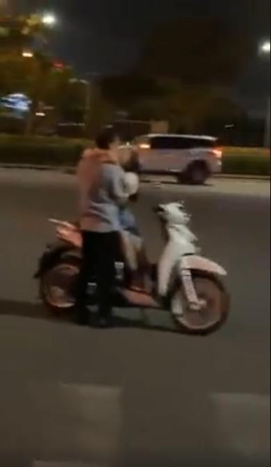 Đang đi, đôi nam nữ chợt dừng xe hôn nhau như đóng phim nóng giữa đường ở Sài Gòn-2