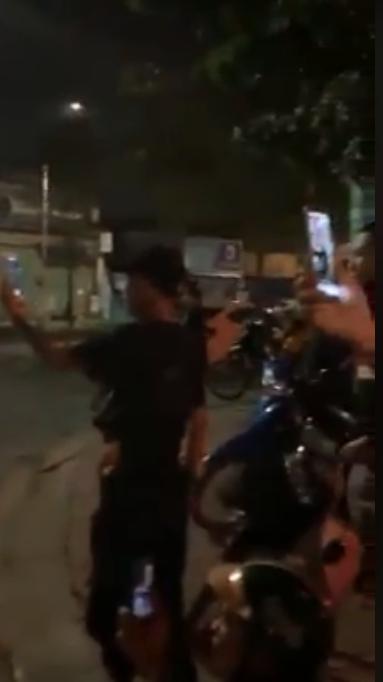 Đang đi, đôi nam nữ chợt dừng xe hôn nhau như đóng phim nóng giữa đường ở Sài Gòn-4