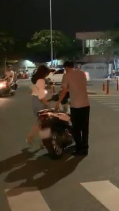 Đang đi, đôi nam nữ chợt dừng xe hôn nhau như đóng phim nóng giữa đường ở Sài Gòn-5