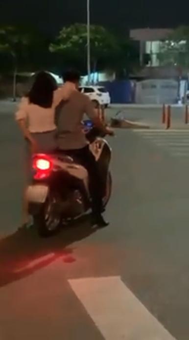 Đang đi, đôi nam nữ chợt dừng xe hôn nhau như đóng phim nóng giữa đường ở Sài Gòn-6