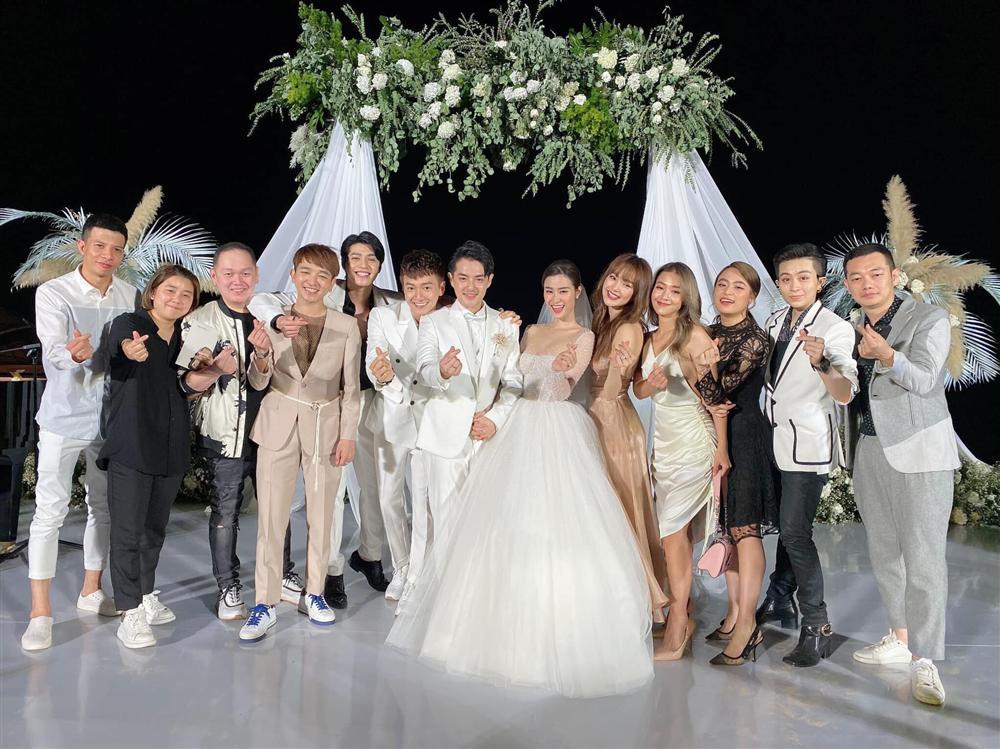 Hoàng Thùy Linh - Gil Lê và dàn sao chụp hình lưu niệm với Đông Nhi-1