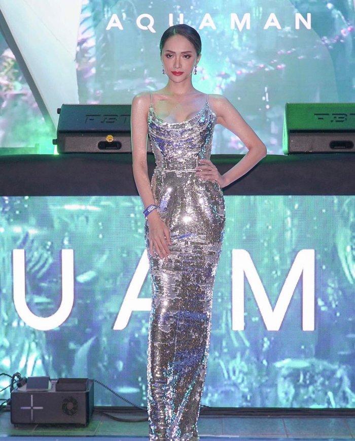 Cô gái vàng trong làng chuyên trị váy ánh kim đích thị là Hoa hậu Hương Giang-1