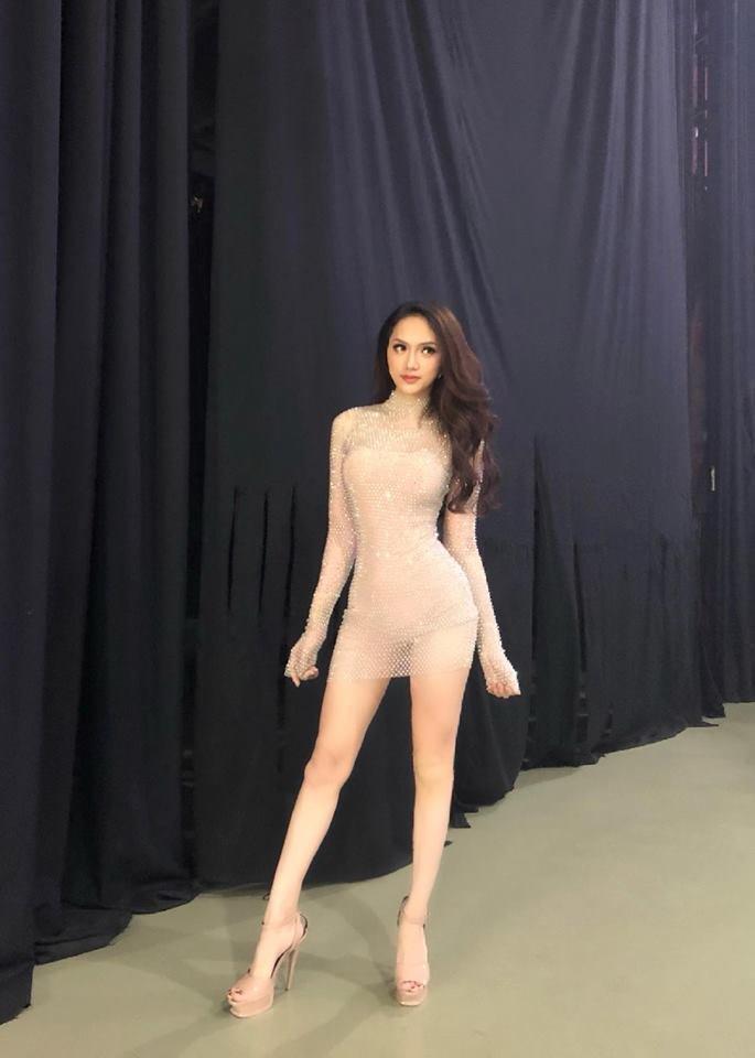 Cô gái vàng trong làng chuyên trị váy ánh kim đích thị là Hoa hậu Hương Giang-10