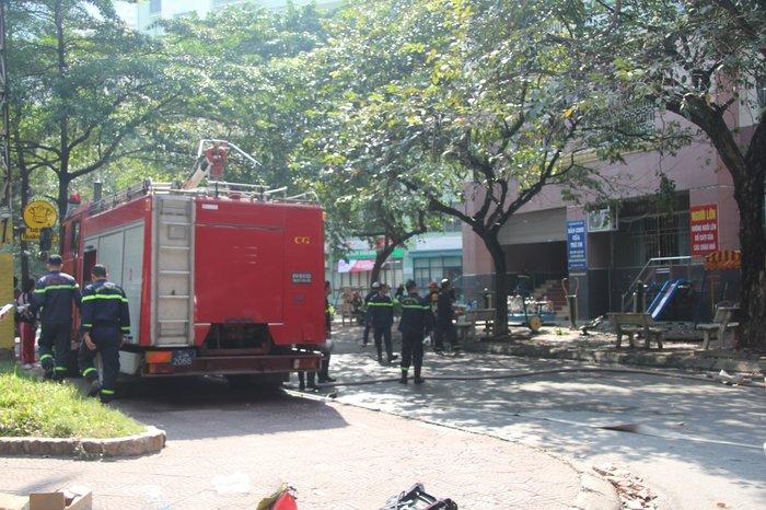 Cháy lớn tại căn hộ chung cư trong làng quốc tế Thăng Long, nhiều cư dân sợ hãi tháo chạy-3