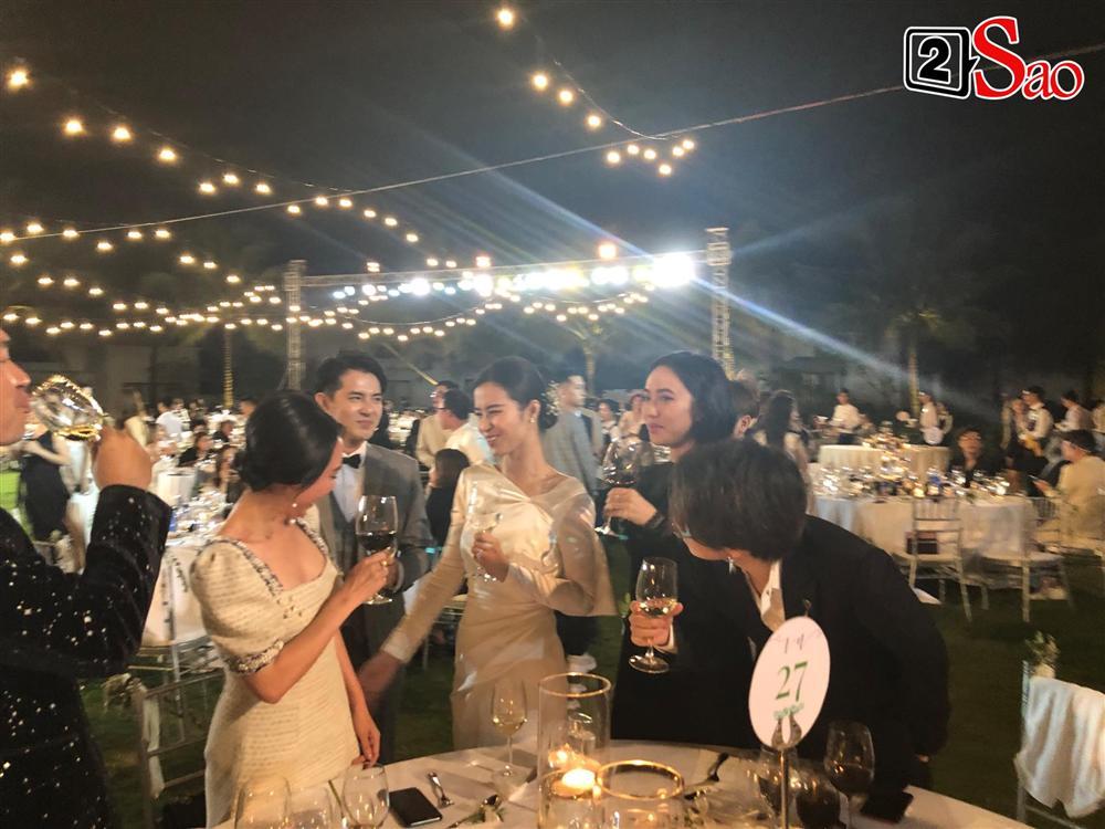 Cô dâu - chú rể tưng bừng nâng ly với khách mời-1