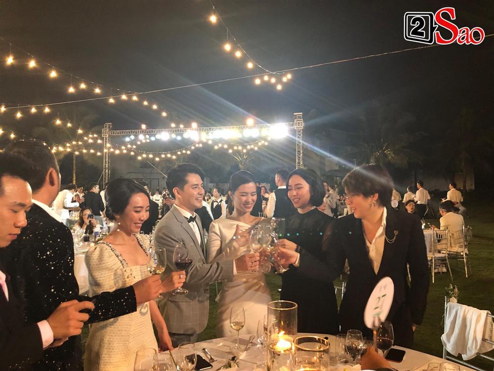 Cô dâu - chú rể tưng bừng nâng ly với khách mời-2
