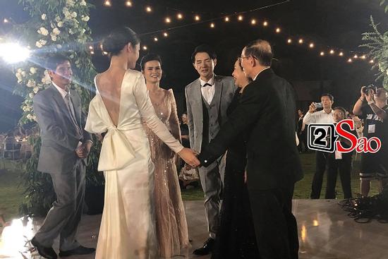 Đông Nhi thân thiết nắm tay bố chồng, cùng cha mẹ hai bên 'dẩy đầm' trong tiệc cưới