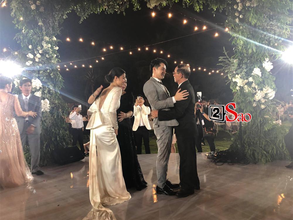 Nhi - Thắng nắm tay cha mẹ hai bên dẩy đầm trong tiệc cưới-1