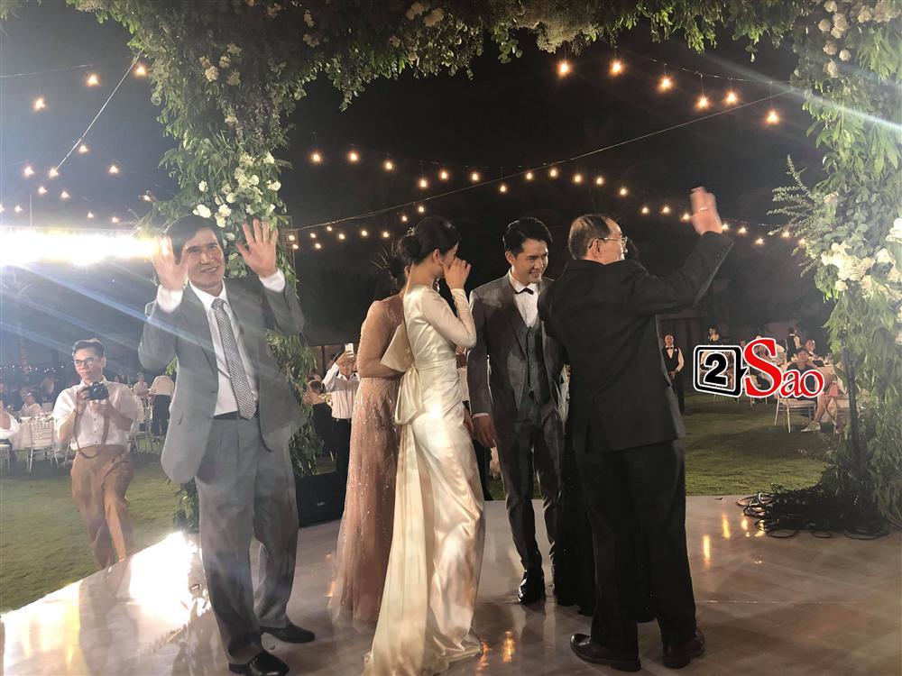 Nhi - Thắng nắm tay cha mẹ hai bên dẩy đầm trong tiệc cưới-2