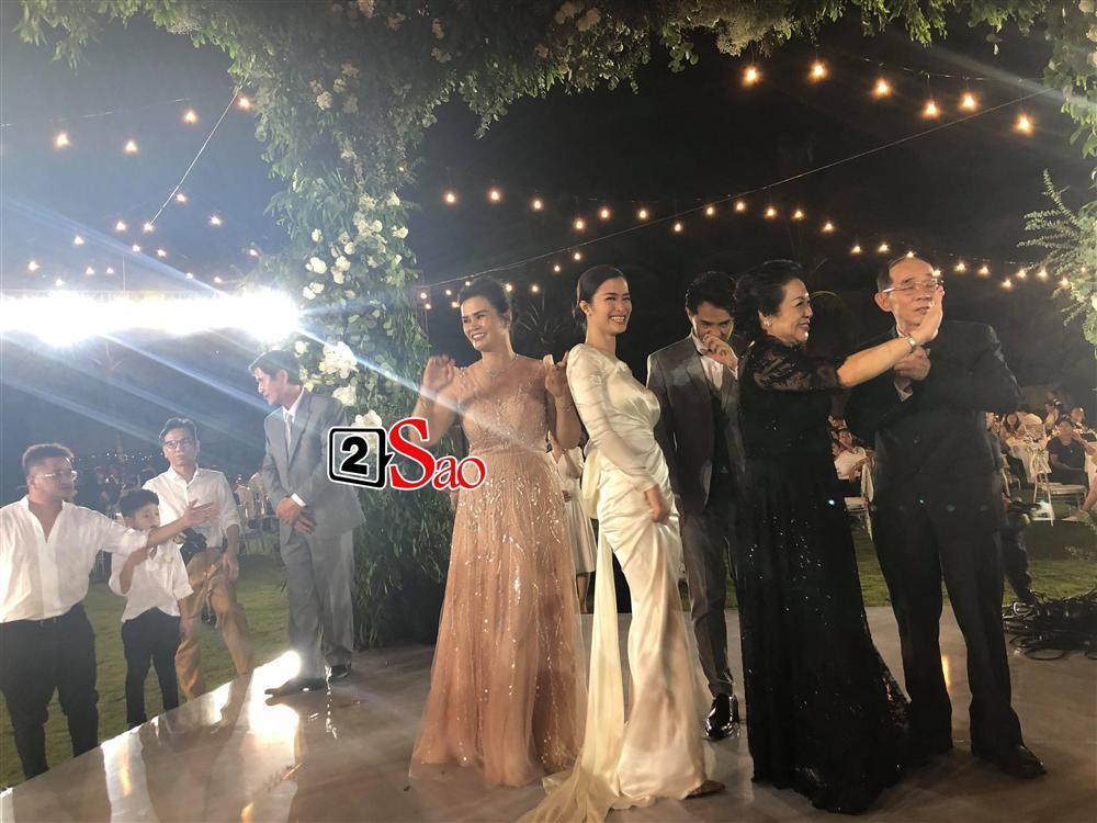 Nhi - Thắng nắm tay cha mẹ hai bên dẩy đầm trong tiệc cưới-4