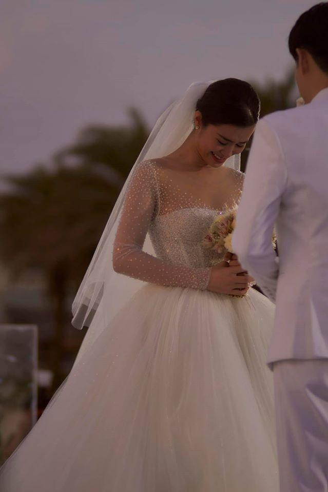Xu hướng váy cưới 2022: Váy cưới satin trơn cho các nàng dâu hiện đại