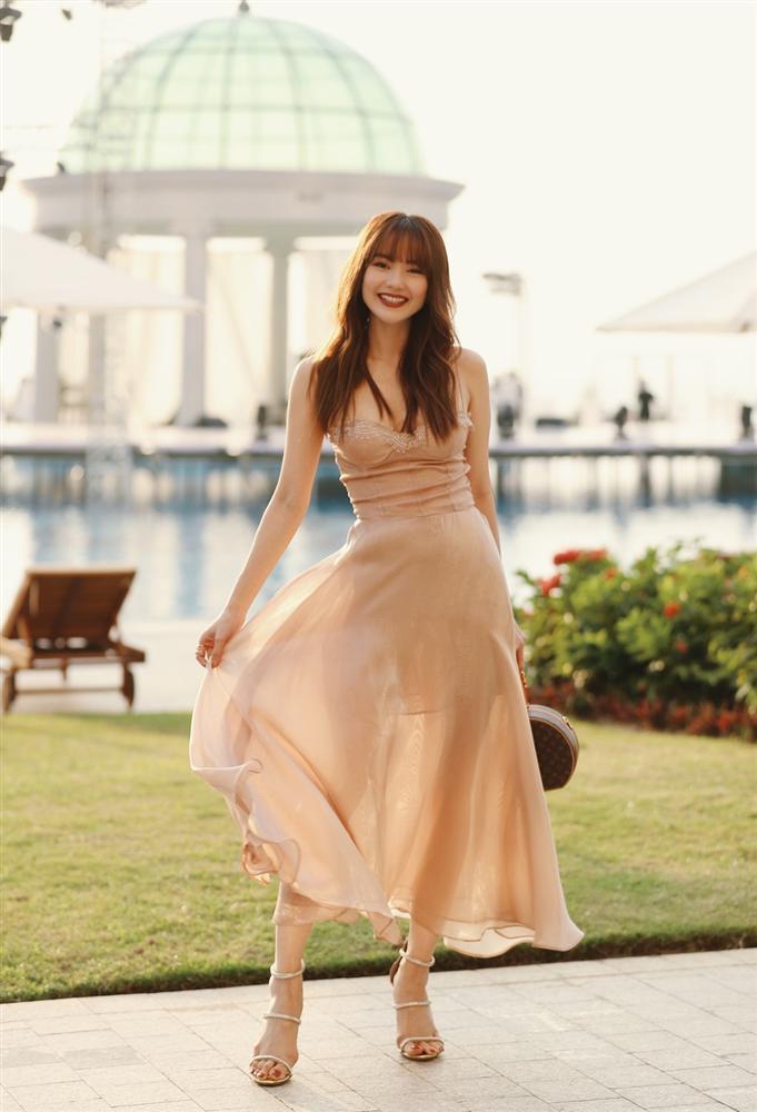 Chuyện chỉ có ở đám cưới Đông Nhi: Vẫn có người lệch dress code, Minh Hằng khâu váy, BB Trần mặc đầm cưới-9