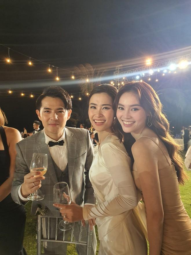 Chuyện chỉ có ở đám cưới Đông Nhi: Vẫn có người lệch dress code, Minh Hằng khâu váy, BB Trần mặc đầm cưới-3