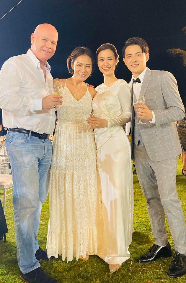 Chuyện chỉ có ở đám cưới Đông Nhi: Vẫn có người lệch dress code, Minh Hằng khâu váy, BB Trần mặc đầm cưới-6