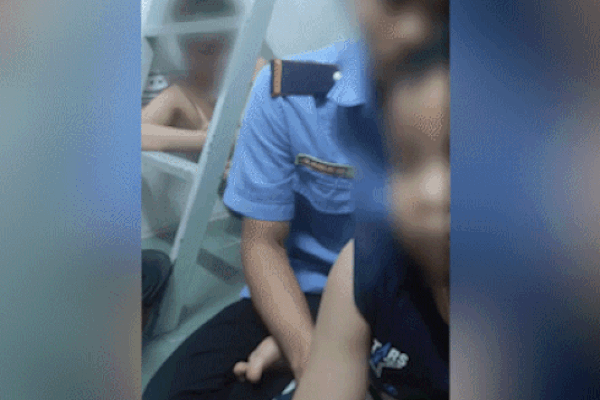 Vợ dắt con trai đi bắt chồng ngoại tình: Tuesday dửng dưng lướt điện thoại, chồng mắng vợ sấp mặt cái tội điêu-1