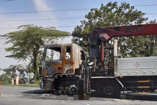 Người đàn ông chết cháy thương tâm sau va chạm kinh hoàng với xe tải