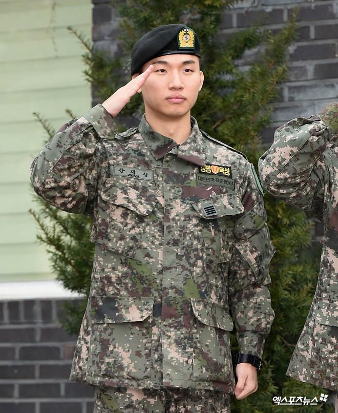 Hình ảnh đầu tiên sau xuất ngũ của Tae Yang và Dae Sung-4