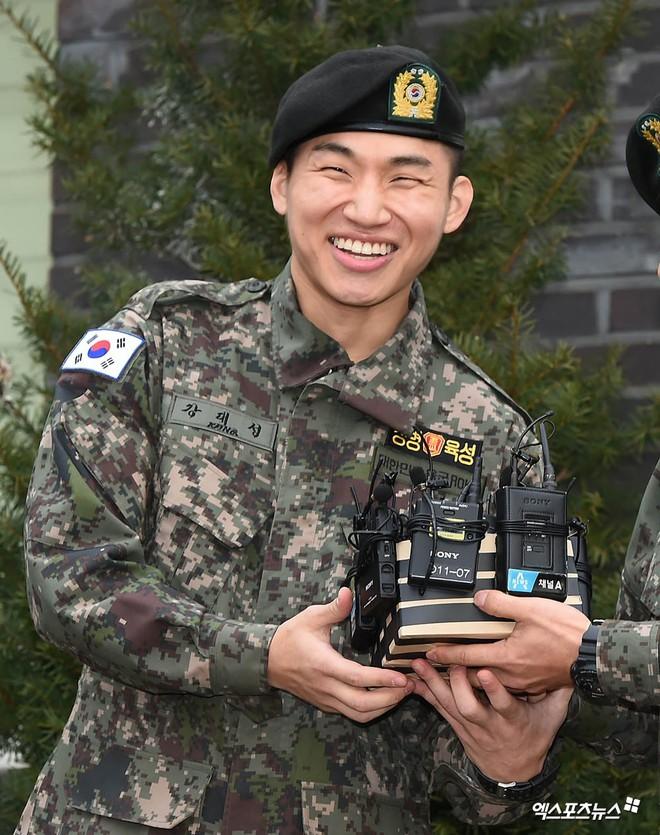 Hình ảnh đầu tiên sau xuất ngũ của Tae Yang và Dae Sung-5