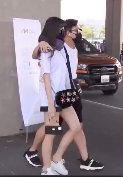 Ý nghĩa bất ngờ của chiếc túi xách mà Hari Won đeo đi dự đám cưới của Đông Nhi-2