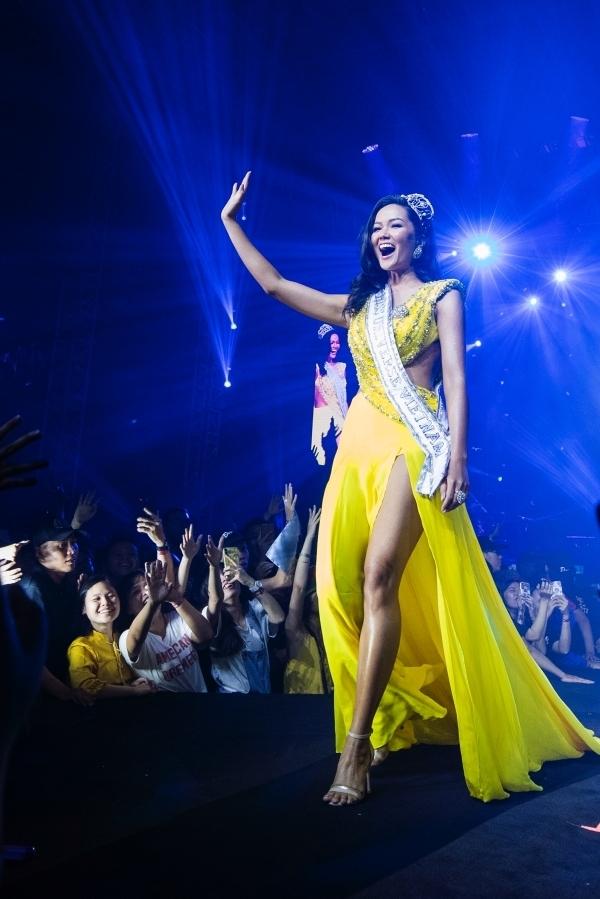 HHen Niê đội vương miện, đeo sash Miss Universe Vietnam và catwalk trong liveshow của Đen Vâu-1